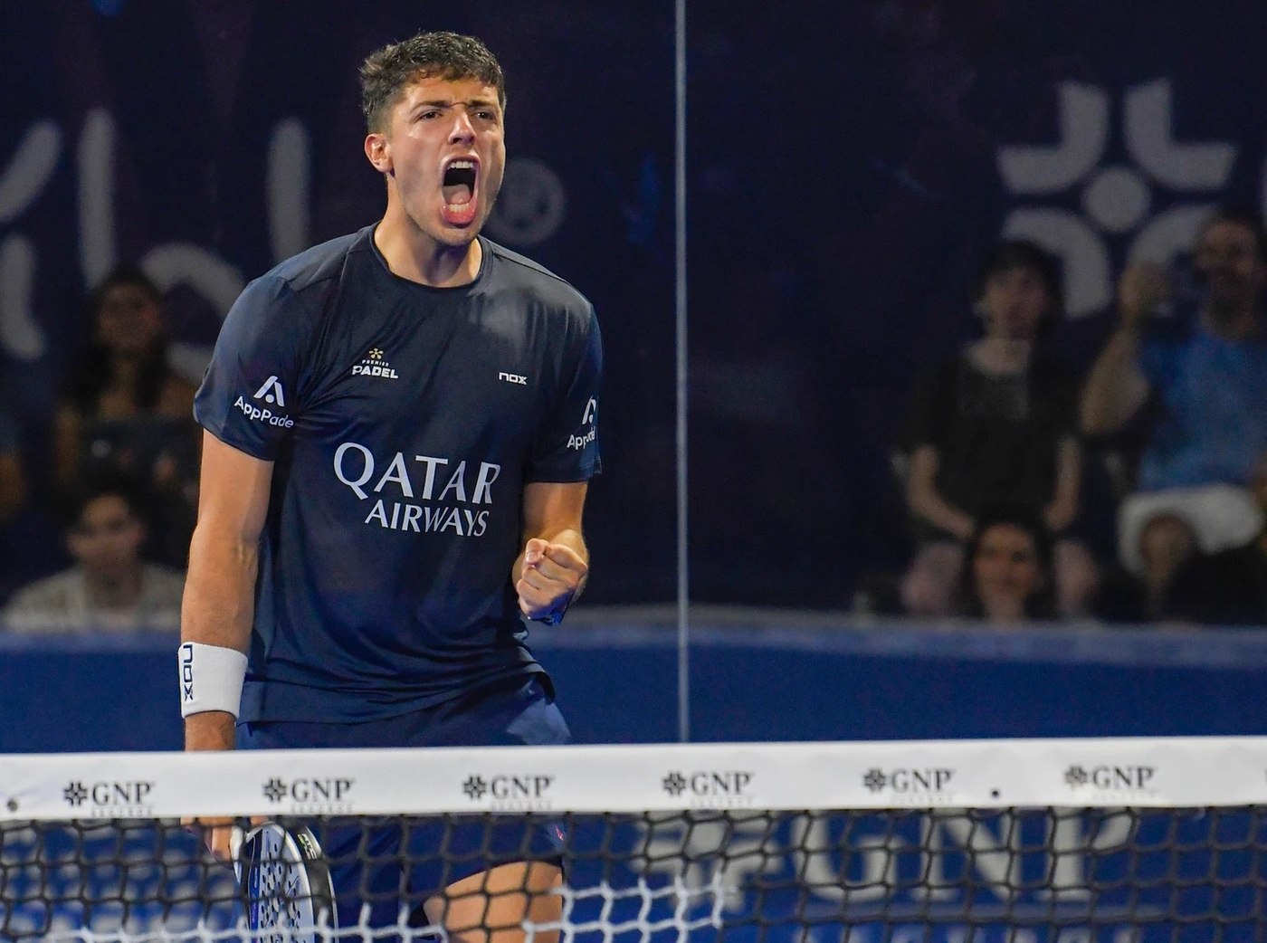 Agustín Tapia con la camiseta AppPadel
